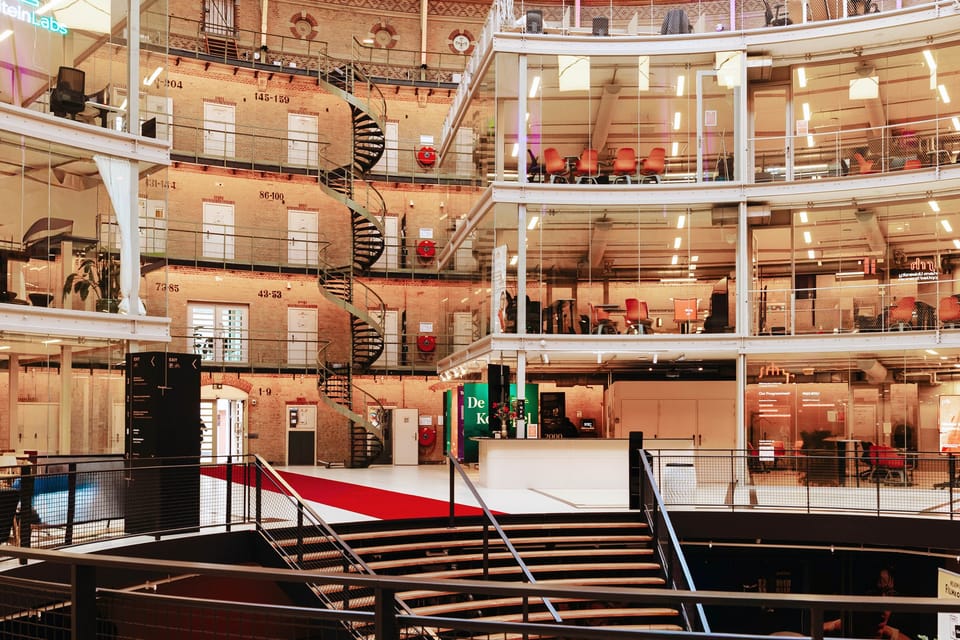 Cupola XS, atrium met cellen en trap